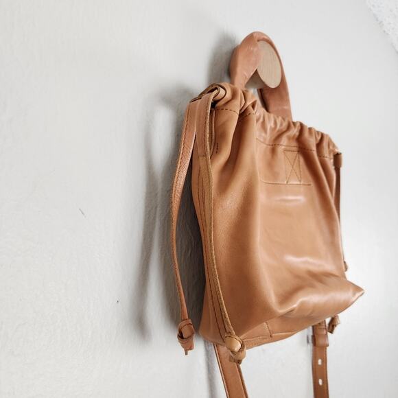 Madewell Piazza Drawstring Leather Crossbody Bag Timber Beam Tan NEW - Picture 13 of 15